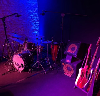 la scène avec le matériel